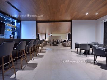 casa de Lujo con Alberca y Amplio  Jardín cerca Bugambilias Sur ZMG