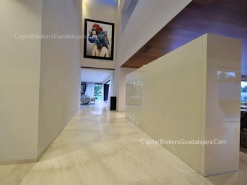 casa de Lujo con Alberca y Amplio  Jardín cerca Bugambilias Sur ZMG