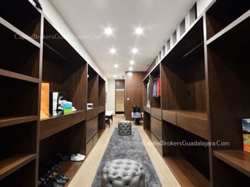casa de Lujo con Alberca y Amplio  Jardín cerca Bugambilias Sur ZMG