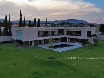 casa de Lujo con Alberca y Amplio  Jardín cerca Bugambilias Sur ZMG