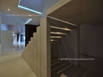 casa de Lujo con Alberca y Amplio  Jardín cerca Bugambilias Sur ZMG
