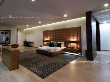 casa de Lujo con Alberca y Amplio  Jardín cerca Bugambilias Sur ZMG
