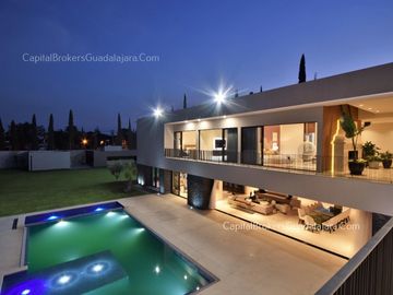 casa de Lujo con Alberca y Amplio  Jardín cerca Bugambilias Sur ZMG