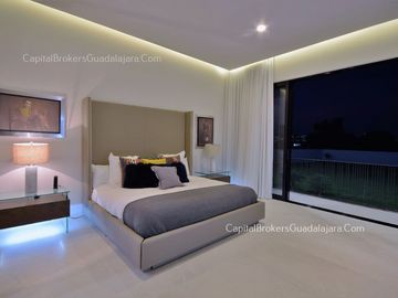 casa de Lujo con Alberca y Amplio  Jardín cerca Bugambilias Sur ZMG