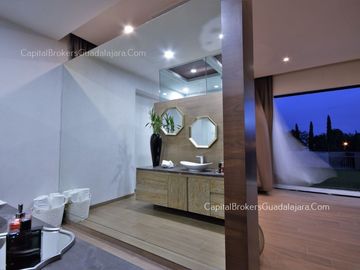 casa de Lujo con Alberca y Amplio  Jardín cerca Bugambilias Sur ZMG
