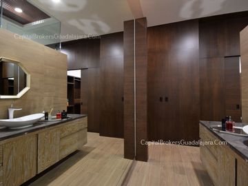 casa de Lujo con Alberca y Amplio  Jardín cerca Bugambilias Sur ZMG