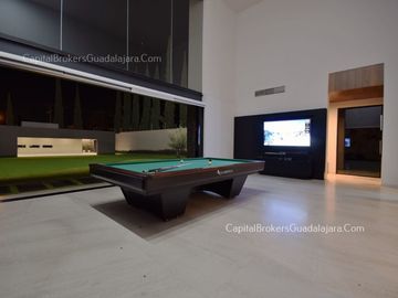 casa de Lujo con Alberca y Amplio  Jardín cerca Bugambilias Sur ZMG