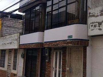 En venta linda casa  y departamento, entrada a Carapungo