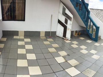 En venta linda casa  y departamento, entrada a Carapungo