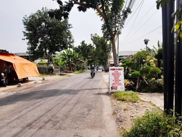Tanah pekarangan cukup luas di pinggir jalan besar dalam ring road