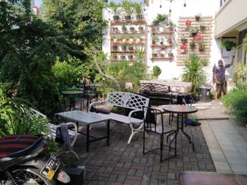 Rumah Mewah dipakai sebagai Ruang Usaha Caffe siap di Nego