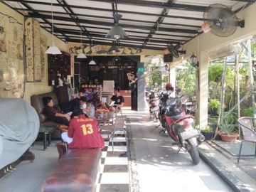 Rumah Mewah dipakai sebagai Ruang Usaha Caffe siap di Nego