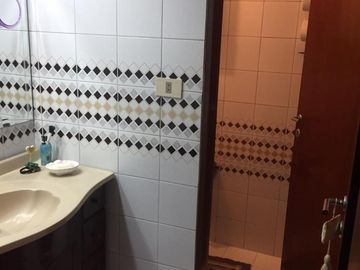 Excelente Chalet – 4 Ambientes – Dependencia– Jardín  con pileta - Quincho y Garaje