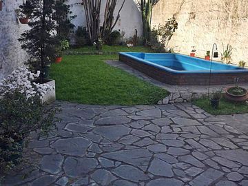 Excelente Chalet – 4 Ambientes – Dependencia– Jardín  con pileta - Quincho y Garaje