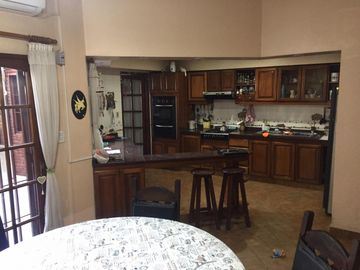 Excelente Chalet – 4 Ambientes – Dependencia– Jardín  con pileta - Quincho y Garaje