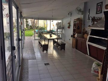 Excelente Chalet – 4 Ambientes – Dependencia– Jardín  con pileta - Quincho y Garaje