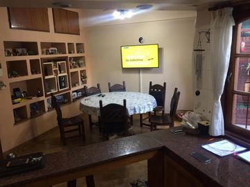 Excelente Chalet – 4 Ambientes – Dependencia– Jardín  con pileta - Quincho y Garaje
