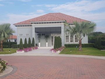 Venta de casa amplia con  acabados de lujo- Urb. Casalaguna- A pocos min. Riocentro Dorado.