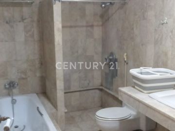 Rumah Lama Terawat Dalam Kawasan Elit Permata Hijau