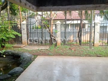 Rumah Lama Terawat Dalam Kawasan Elit Permata Hijau