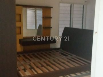 Rumah Lama Terawat Dalam Kawasan Elit Permata Hijau