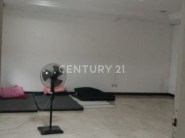 Rumah Lama Terawat Dalam Kawasan Elit Permata Hijau