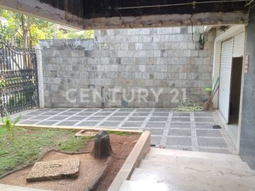 Rumah Lama Terawat Dalam Kawasan Elit Permata Hijau