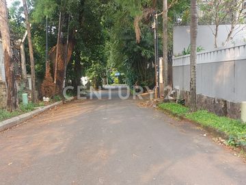 Rumah Lama Terawat Dalam Kawasan Elit Permata Hijau