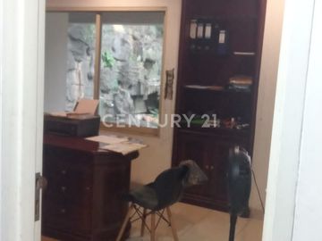 Rumah Lama Terawat Dalam Kawasan Elit Permata Hijau