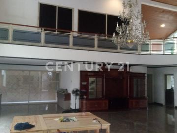 Rumah Lama Terawat Dalam Kawasan Elit Permata Hijau