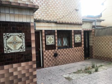 Casa sobre lote propio 8,66 x 25 a metros de Av San Martin falta terminaciones planta alta