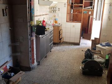 PROPIEDAD MULTIFAMILIAR, CASA 3 AMB + DEPARTAMENTO 2 AMB + DE MONOAMBIENTE