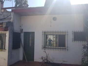 PROPIEDAD MULTIFAMILIAR, CASA 3 AMB + DEPARTAMENTO 2 AMB + DE MONOAMBIENTE