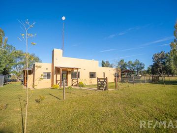 Venta Casa  4 Ambientes Pileta Quincho y Canchita