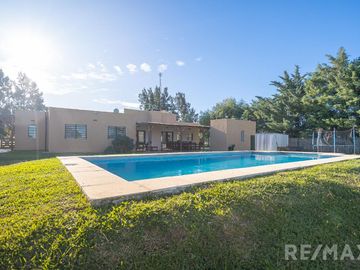 Venta Casa  4 Ambientes Pileta Quincho y Canchita