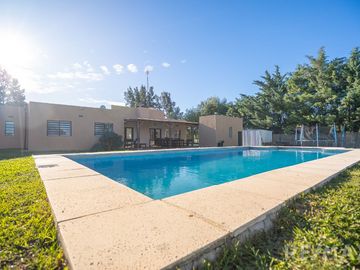 Venta Casa  4 Ambientes Pileta Quincho y Canchita