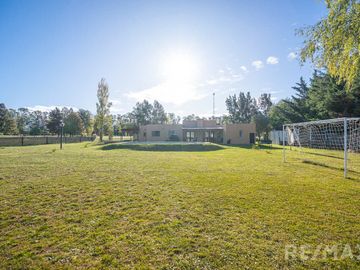 Venta Casa  4 Ambientes Pileta Quincho y Canchita