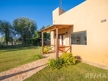 Venta Casa  4 Ambientes Pileta Quincho y Canchita
