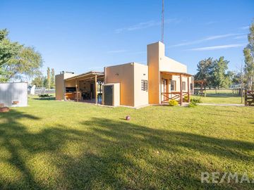 Venta Casa  4 Ambientes Pileta Quincho y Canchita