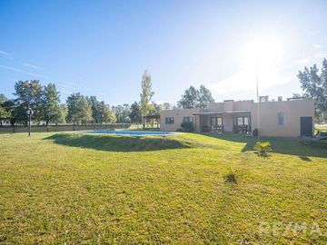 Venta Casa  4 Ambientes Pileta Quincho y Canchita