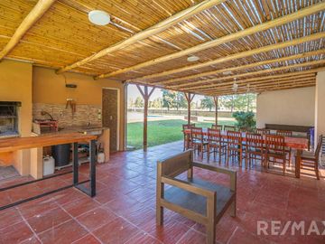 Venta Casa  4 Ambientes Pileta Quincho y Canchita