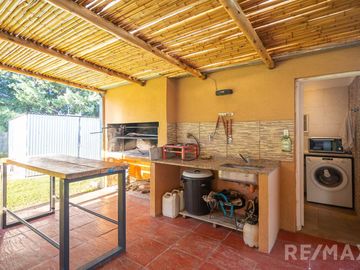 Venta Casa  4 Ambientes Pileta Quincho y Canchita