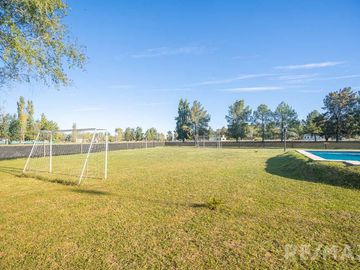 Venta Casa  4 Ambientes Pileta Quincho y Canchita