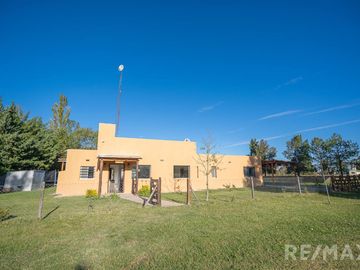 Venta Casa  4 Ambientes Pileta Quincho y Canchita