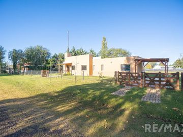 Venta Casa  4 Ambientes Pileta Quincho y Canchita