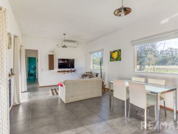 Venta Casa  4 Ambientes Pileta Quincho y Canchita