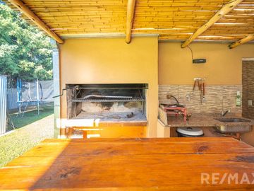 Venta Casa  4 Ambientes Pileta Quincho y Canchita