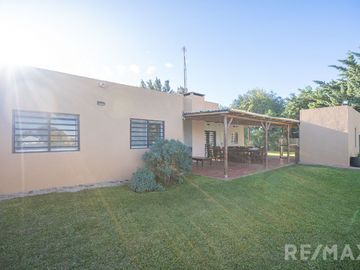 Venta Casa  4 Ambientes Pileta Quincho y Canchita