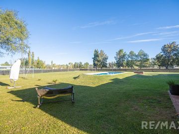 Venta Casa  4 Ambientes Pileta Quincho y Canchita