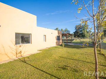 Venta Casa  4 Ambientes Pileta Quincho y Canchita